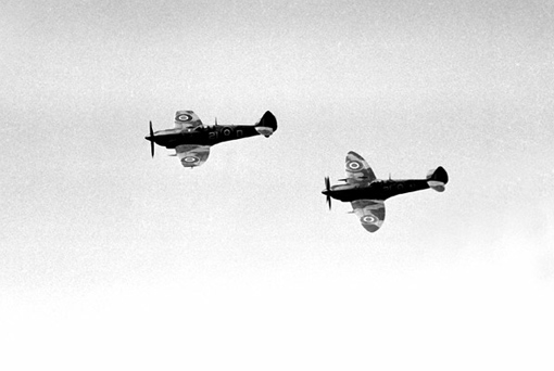arms_air_fighter_form_2 A two-Spitfire team from No 443 Squadron, 1945.