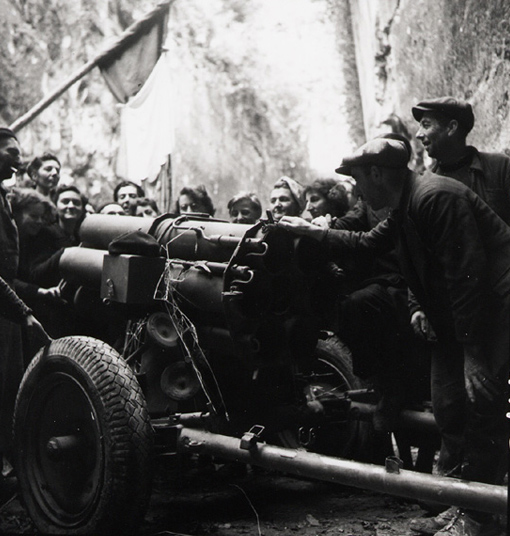 arms_land_artillery_german_2 Des civils français examinent un mortier « Moaning Minnie » à six canons, à Fleury-sur-Orne en Normandie, 20 juillet 1944.