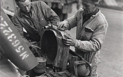 arms_land_field_ordnance_1 Deux mécaniciens du Corps royal canadien de génie électrique et mécanique, L.A. Einarson de Lundar au Manitoba et Richard Donovan de Limoilou, Québec, replacent le radiateur d'une jeep après avoir remis le moteur en état.