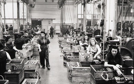 arms_land_field_ordnance_2 Département de production des cartouches à l'Arsenal Dominion, Saint-Malo, Québec, avril 1942.