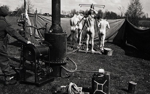 arms_land_field_ordnance_4 Le long de l'axe de l'avancée canadienne, à la limite avec le front fluide des blindés, une douche portative est installée. Alimentée par un petit ruisseau qui coule à proximité et par un peu d'essence pour faire fonctionner le chauffe-eau, elle permet à beaucoup de prendre un premier bain chaud depuis qu'a commencée la poussée au-delà du Rhin, Wouenhaus, 8 avril 1945.