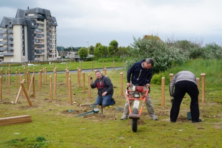 Install6 Working hard, or hardly working!? Generous JBC Volunteers worked for 8 long days to install the tribute markers.