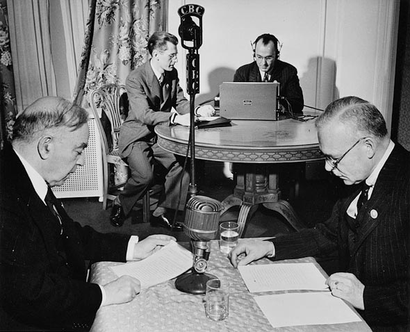 Rt. Hon. W.L. Mackenzie King and Hon. Louis St. Laurent broadcasting a message to Canada on V-E Day (Nicholas Morant / National Film Board of Canada. Phototheque / LAC / C-022716).